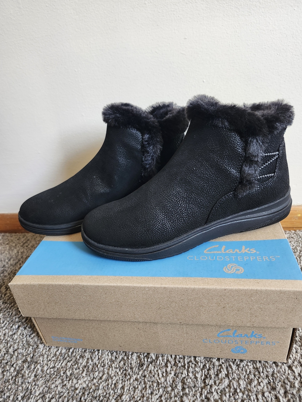 Clarks Slip On Black Faux-Fur Trim Cloudsteppers Ankle Booties New 8m